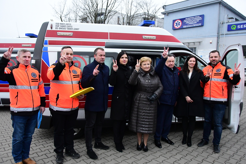 Marszałek Adam Struzik, człoenk Zarzadu Elżbieta Lanc, Dyrektor Meditransu Karol Bielski, radna sejmiku Anna Brzezińska, pracownicy Meditransu i dwie inne osoby pokazujące gest solidarności